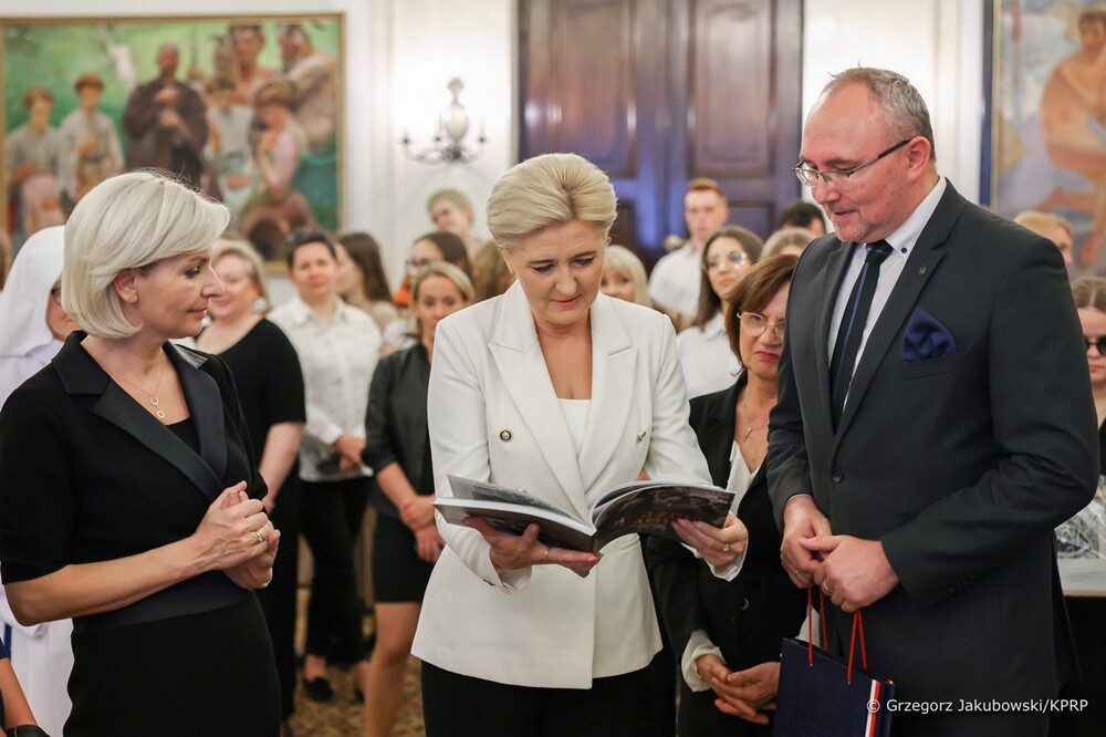 W poniedziałek w Pałacu Prezydenckim gościli laureaci konkursu zorganizowanego przez Instytut Pamięci Narodowej wraz z miastem Ruda Śląska, a objętego honorowym patronatem Agaty Kornhauser–Dudy. 

fot. Grzegorz Jakubowski