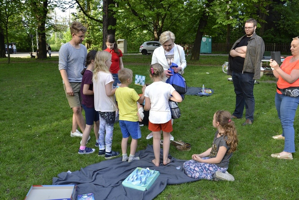 Stowarzyszenie "Lepsze Kochłowice. Lepsza Ruda Śląska" zadbało, by rudzianie podczas majówki się nie nudzili. Planty tętniły życiem! Mieszkańcy mogli m.in.: wziąć udział w targu garażowym, warsztatach jazdy na rolkach oraz miło spędzić czas przy ognisku.