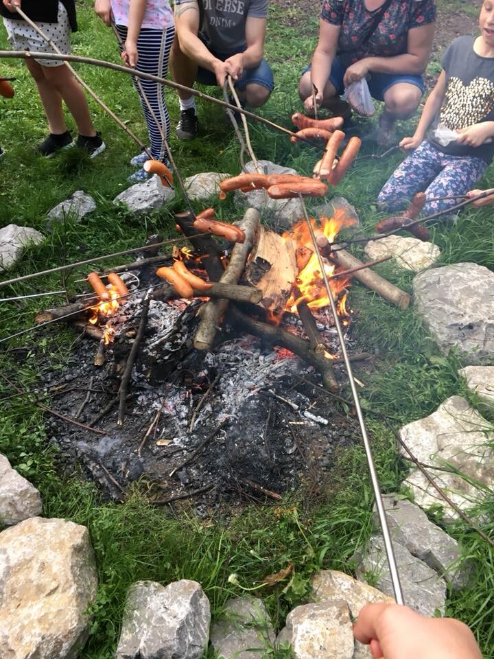 Stowarzyszenie "Lepsze Kochłowice. Lepsza Ruda Śląska" zadbało, by rudzianie podczas majówki się nie nudzili. Planty tętniły życiem! Mieszkańcy mogli m.in.: wziąć udział w targu garażowym, warsztatach jazdy na rolkach oraz miło spędzić czas przy ognisku.