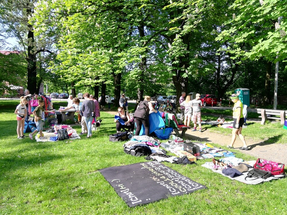 Stowarzyszenie "Lepsze Kochłowice. Lepsza Ruda Śląska" zadbało, by rudzianie podczas majówki się nie nudzili. Planty tętniły życiem! Mieszkańcy mogli m.in.: wziąć udział w targu garażowym, warsztatach jazdy na rolkach oraz miło spędzić czas przy ognisku.