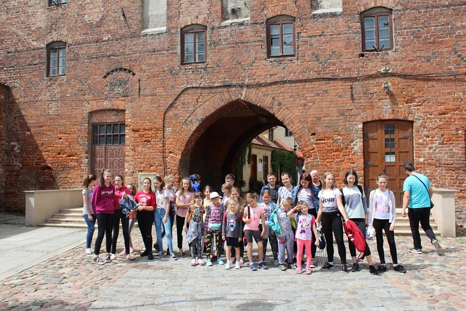 12 lipca członkowie Zespołu Pieśni i Tańca „Rudzianie” im. Jana Mazura wraz z opiekunami wyruszyli na daleką Warmię, by wraz z członkami grupy „Jaferki” z Koszarawy wziąć udział 
w ciekawej wymianie kulturalnej.