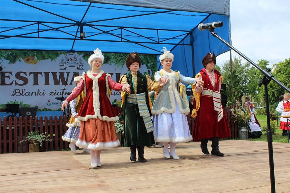 12 lipca członkowie Zespołu Pieśni i Tańca „Rudzianie” im. Jana Mazura wraz z opiekunami wyruszyli na daleką Warmię, by wraz z członkami grupy „Jaferki” z Koszarawy wziąć udział 
w ciekawej wymianie kulturalnej.