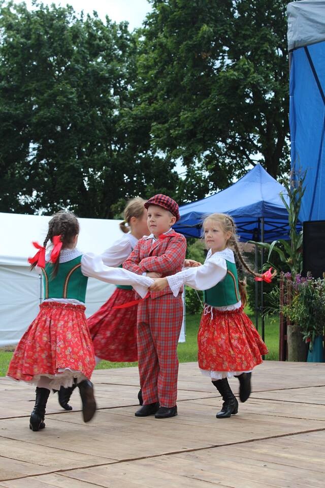 12 lipca członkowie Zespołu Pieśni i Tańca „Rudzianie” im. Jana Mazura wraz z opiekunami wyruszyli na daleką Warmię, by wraz z członkami grupy „Jaferki” z Koszarawy wziąć udział 
w ciekawej wymianie kulturalnej.