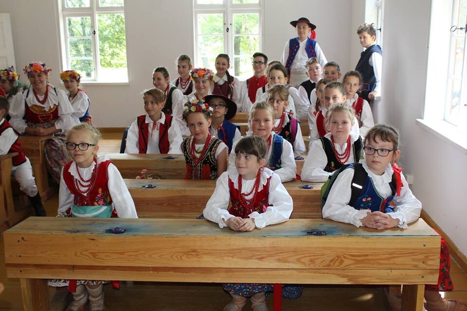 12 lipca członkowie Zespołu Pieśni i Tańca „Rudzianie” im. Jana Mazura wraz z opiekunami wyruszyli na daleką Warmię, by wraz z członkami grupy „Jaferki” z Koszarawy wziąć udział 
w ciekawej wymianie kulturalnej.