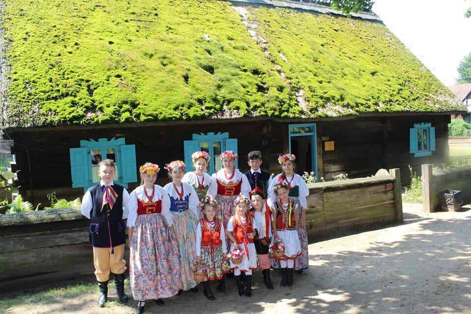 12 lipca członkowie Zespołu Pieśni i Tańca „Rudzianie” im. Jana Mazura wraz z opiekunami wyruszyli na daleką Warmię, by wraz z członkami grupy „Jaferki” z Koszarawy wziąć udział 
w ciekawej wymianie kulturalnej.
