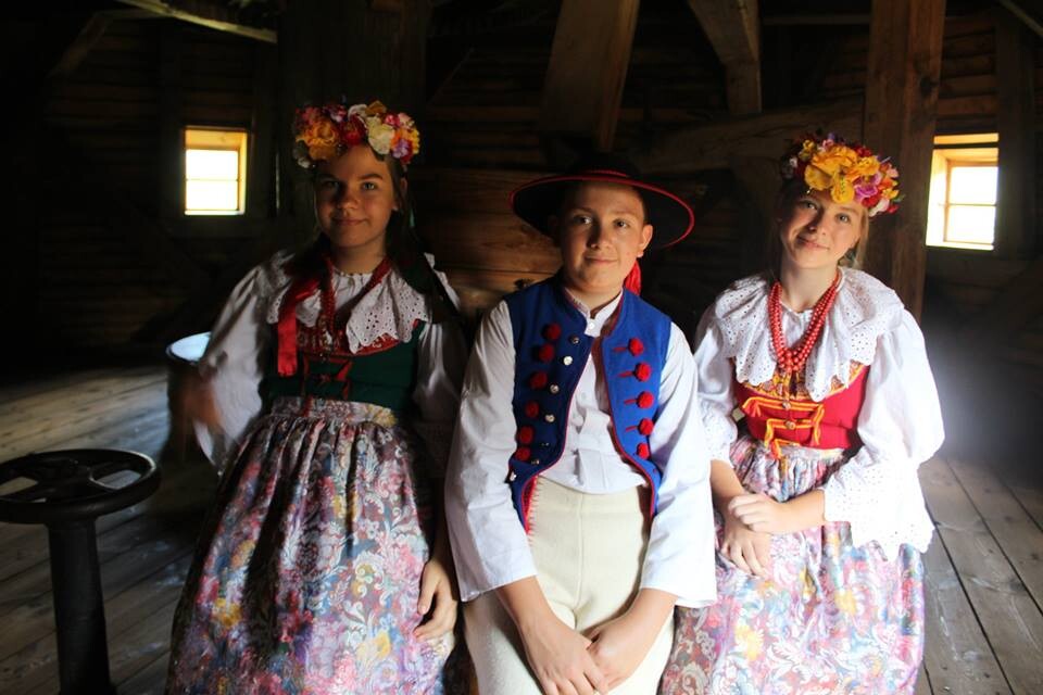 12 lipca członkowie Zespołu Pieśni i Tańca „Rudzianie” im. Jana Mazura wraz z opiekunami wyruszyli na daleką Warmię, by wraz z członkami grupy „Jaferki” z Koszarawy wziąć udział 
w ciekawej wymianie kulturalnej.