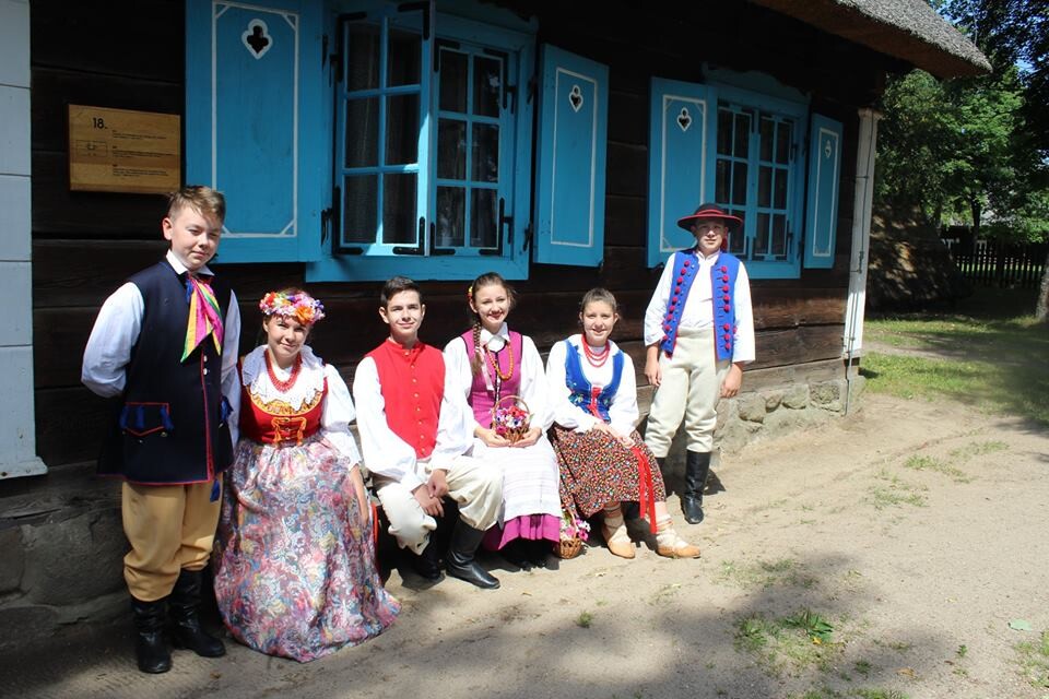 12 lipca członkowie Zespołu Pieśni i Tańca „Rudzianie” im. Jana Mazura wraz z opiekunami wyruszyli na daleką Warmię, by wraz z członkami grupy „Jaferki” z Koszarawy wziąć udział 
w ciekawej wymianie kulturalnej.