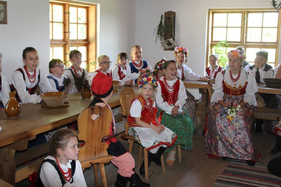 12 lipca członkowie Zespołu Pieśni i Tańca „Rudzianie” im. Jana Mazura wraz z opiekunami wyruszyli na daleką Warmię, by wraz z członkami grupy „Jaferki” z Koszarawy wziąć udział 
w ciekawej wymianie kulturalnej.