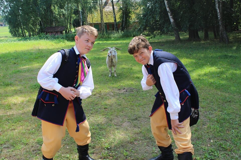 12 lipca członkowie Zespołu Pieśni i Tańca „Rudzianie” im. Jana Mazura wraz z opiekunami wyruszyli na daleką Warmię, by wraz z członkami grupy „Jaferki” z Koszarawy wziąć udział 
w ciekawej wymianie kulturalnej.