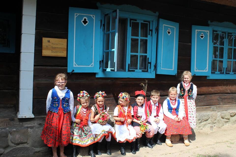 12 lipca członkowie Zespołu Pieśni i Tańca „Rudzianie” im. Jana Mazura wraz z opiekunami wyruszyli na daleką Warmię, by wraz z członkami grupy „Jaferki” z Koszarawy wziąć udział 
w ciekawej wymianie kulturalnej.