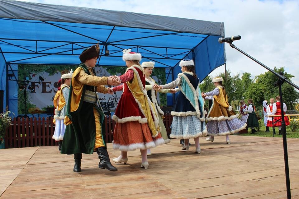 12 lipca członkowie Zespołu Pieśni i Tańca „Rudzianie” im. Jana Mazura wraz z opiekunami wyruszyli na daleką Warmię, by wraz z członkami grupy „Jaferki” z Koszarawy wziąć udział 
w ciekawej wymianie kulturalnej.