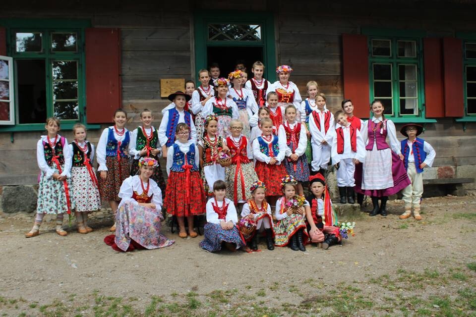 12 lipca członkowie Zespołu Pieśni i Tańca „Rudzianie” im. Jana Mazura wraz z opiekunami wyruszyli na daleką Warmię, by wraz z członkami grupy „Jaferki” z Koszarawy wziąć udział 
w ciekawej wymianie kulturalnej.