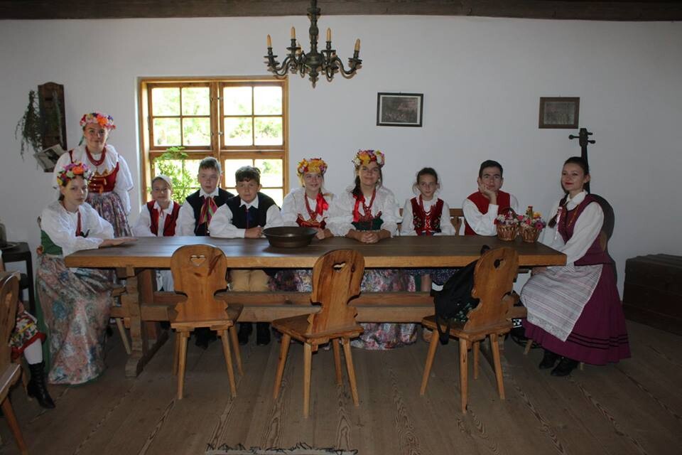 12 lipca członkowie Zespołu Pieśni i Tańca „Rudzianie” im. Jana Mazura wraz z opiekunami wyruszyli na daleką Warmię, by wraz z członkami grupy „Jaferki” z Koszarawy wziąć udział 
w ciekawej wymianie kulturalnej.