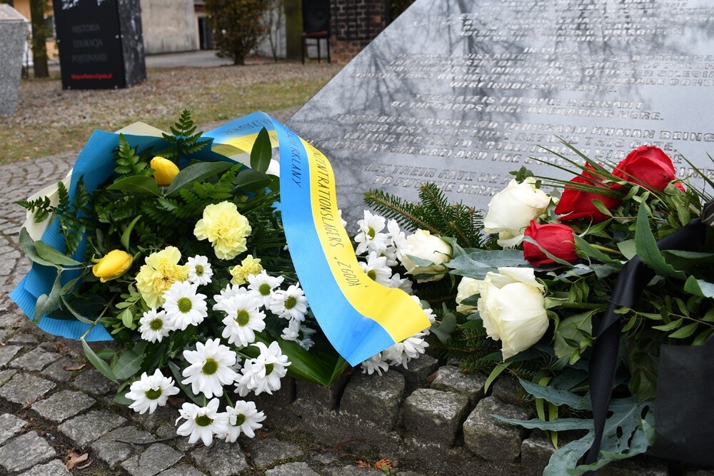 Mieszkańcy Śląska wzięli udział w Marszu na Zgodę. Jego uczestnicy przeszli 10-kilometrową trasę z Katowic pod bramę byłego obozu pracy w Zgodzie w Świętochłowicach. Tam tradycyjnie uczczono ofiary Tragedii Górnośląskiej. 

fot. Jacek Knapik