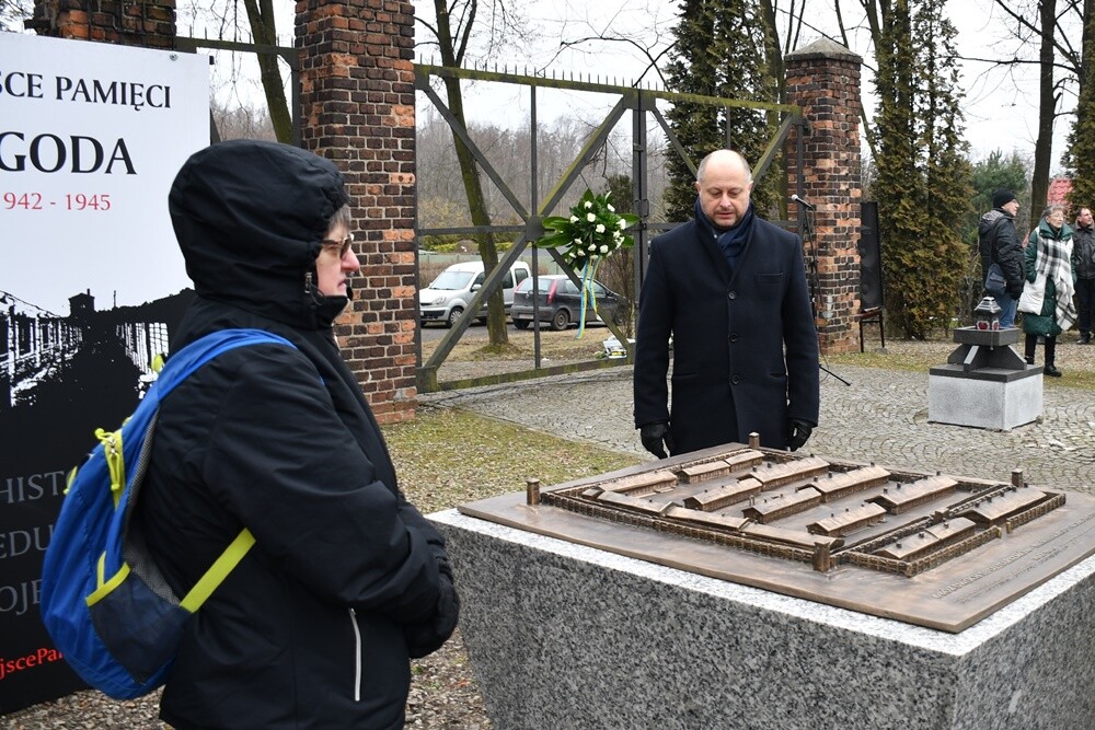 Mieszkańcy Śląska wzięli udział w Marszu na Zgodę. Jego uczestnicy przeszli 10-kilometrową trasę z Katowic pod bramę byłego obozu pracy w Zgodzie w Świętochłowicach. Tam tradycyjnie uczczono ofiary Tragedii Górnośląskiej. 

fot. Jacek Knapik