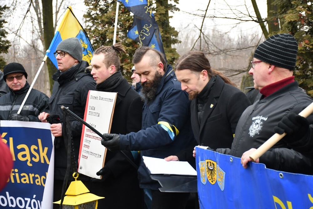 Mieszkańcy Śląska wzięli udział w Marszu na Zgodę. Jego uczestnicy przeszli 10-kilometrową trasę z Katowic pod bramę byłego obozu pracy w Zgodzie w Świętochłowicach. Tam tradycyjnie uczczono ofiary Tragedii Górnośląskiej. 

fot. Jacek Knapik