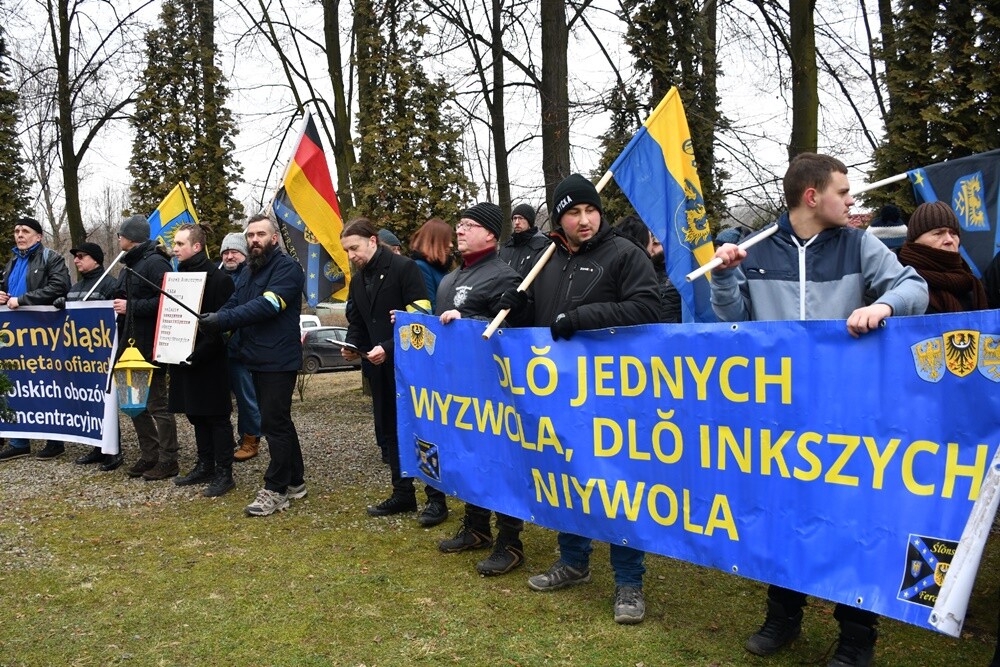 Mieszkańcy Śląska wzięli udział w Marszu na Zgodę. Jego uczestnicy przeszli 10-kilometrową trasę z Katowic pod bramę byłego obozu pracy w Zgodzie w Świętochłowicach. Tam tradycyjnie uczczono ofiary Tragedii Górnośląskiej. 

fot. Jacek Knapik