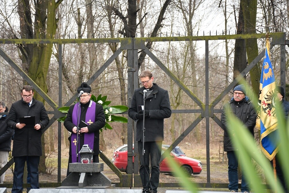 Mieszkańcy Śląska wzięli udział w Marszu na Zgodę. Jego uczestnicy przeszli 10-kilometrową trasę z Katowic pod bramę byłego obozu pracy w Zgodzie w Świętochłowicach. Tam tradycyjnie uczczono ofiary Tragedii Górnośląskiej. 

fot. Jacek Knapik