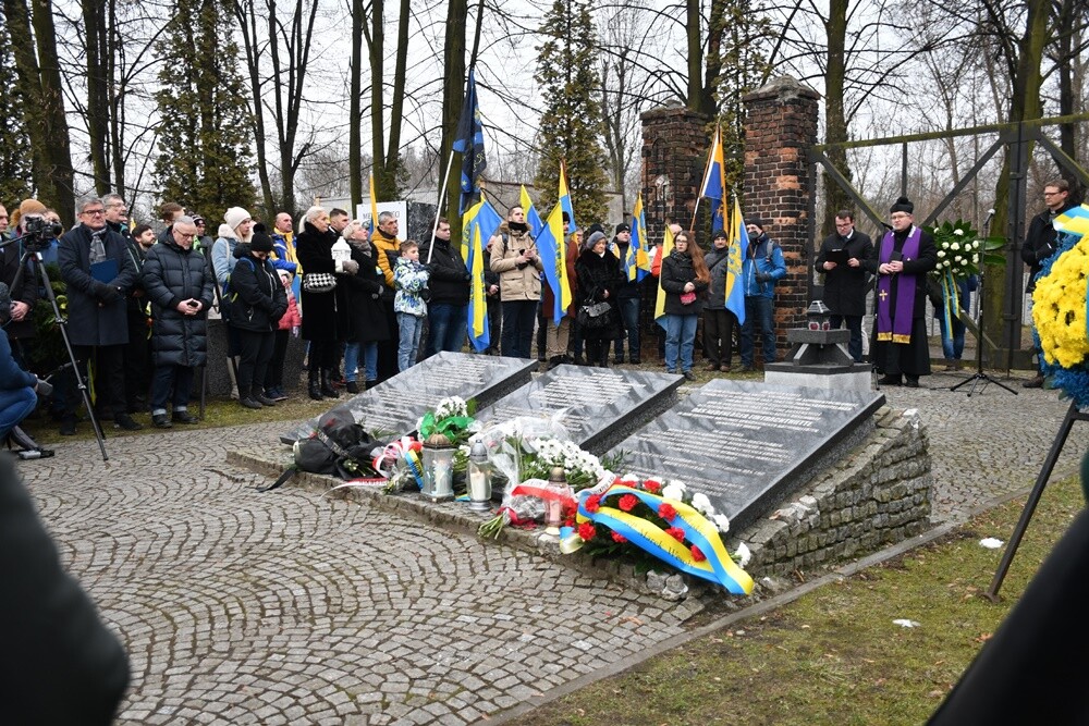 Mieszkańcy Śląska wzięli udział w Marszu na Zgodę. Jego uczestnicy przeszli 10-kilometrową trasę z Katowic pod bramę byłego obozu pracy w Zgodzie w Świętochłowicach. Tam tradycyjnie uczczono ofiary Tragedii Górnośląskiej. 

fot. Jacek Knapik