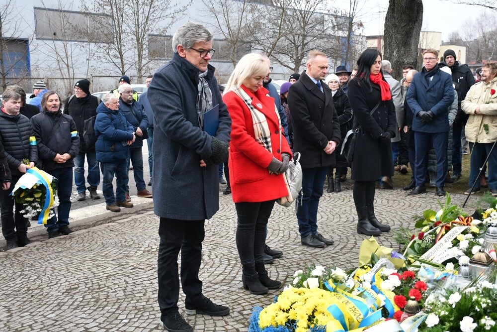 Mieszkańcy Śląska wzięli udział w Marszu na Zgodę. Jego uczestnicy przeszli 10-kilometrową trasę z Katowic pod bramę byłego obozu pracy w Zgodzie w Świętochłowicach. Tam tradycyjnie uczczono ofiary Tragedii Górnośląskiej. 

fot. Jacek Knapik