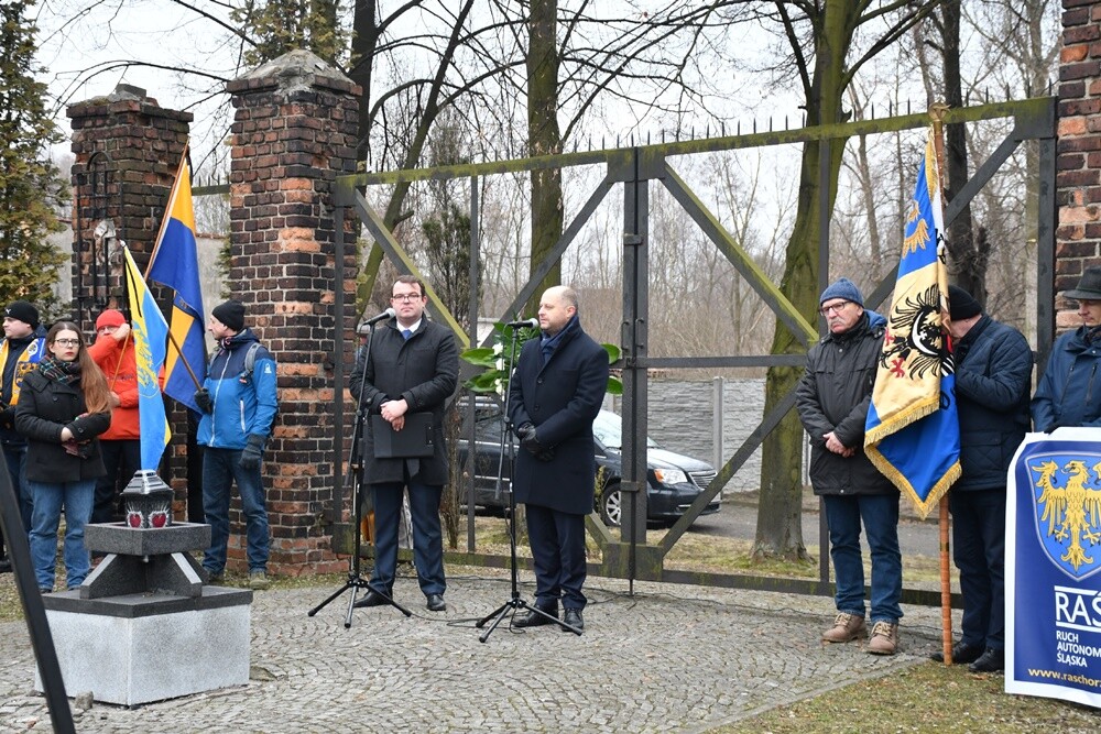 Mieszkańcy Śląska wzięli udział w Marszu na Zgodę. Jego uczestnicy przeszli 10-kilometrową trasę z Katowic pod bramę byłego obozu pracy w Zgodzie w Świętochłowicach. Tam tradycyjnie uczczono ofiary Tragedii Górnośląskiej. 

fot. Jacek Knapik