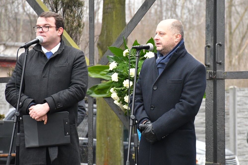 Mieszkańcy Śląska wzięli udział w Marszu na Zgodę. Jego uczestnicy przeszli 10-kilometrową trasę z Katowic pod bramę byłego obozu pracy w Zgodzie w Świętochłowicach. Tam tradycyjnie uczczono ofiary Tragedii Górnośląskiej. 

fot. Jacek Knapik