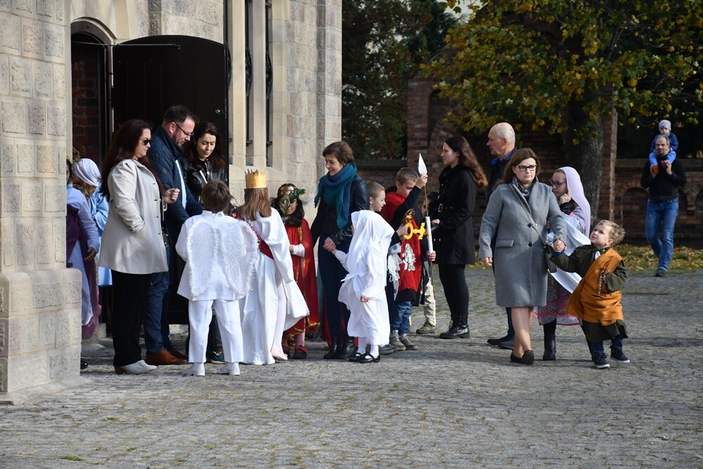 Najmłodsi mieszkańcy Kochłowic wyjątkowo uczcili uroczystość Wszystkich Świętych. Dzieci przebrały się za swoich ulubionych świętych i błogosławionych!

fot. Jacek Knapik