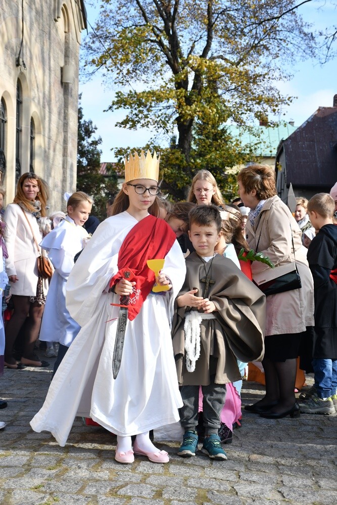 Najmłodsi mieszkańcy Kochłowic wyjątkowo uczcili uroczystość Wszystkich Świętych. Dzieci przebrały się za swoich ulubionych świętych i błogosławionych!

fot. Jacek Knapik