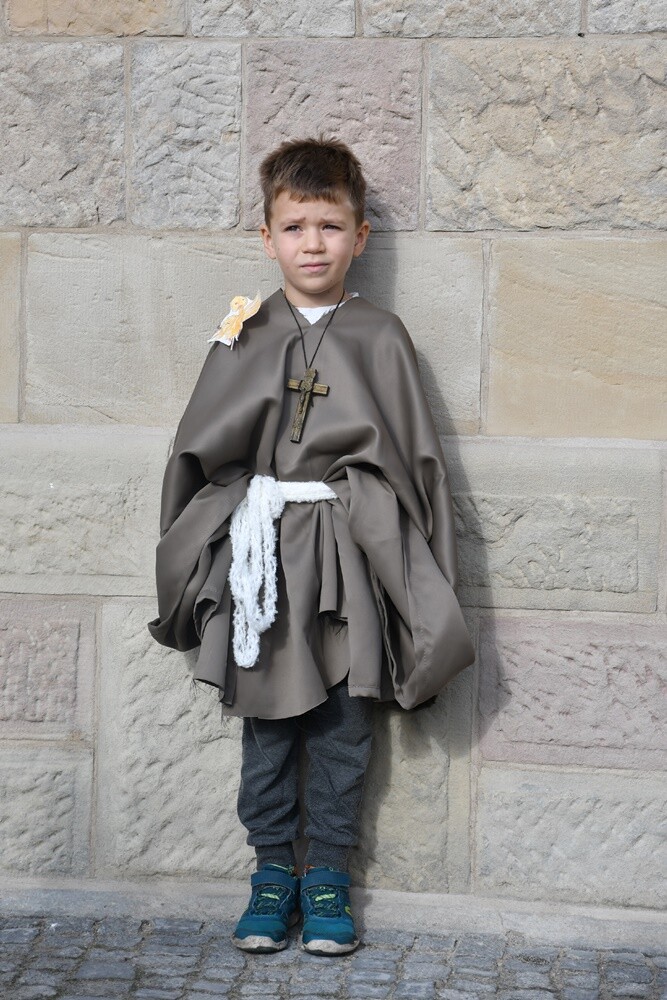 Najmłodsi mieszkańcy Kochłowic wyjątkowo uczcili uroczystość Wszystkich Świętych. Dzieci przebrały się za swoich ulubionych świętych i błogosławionych!

fot. Jacek Knapik