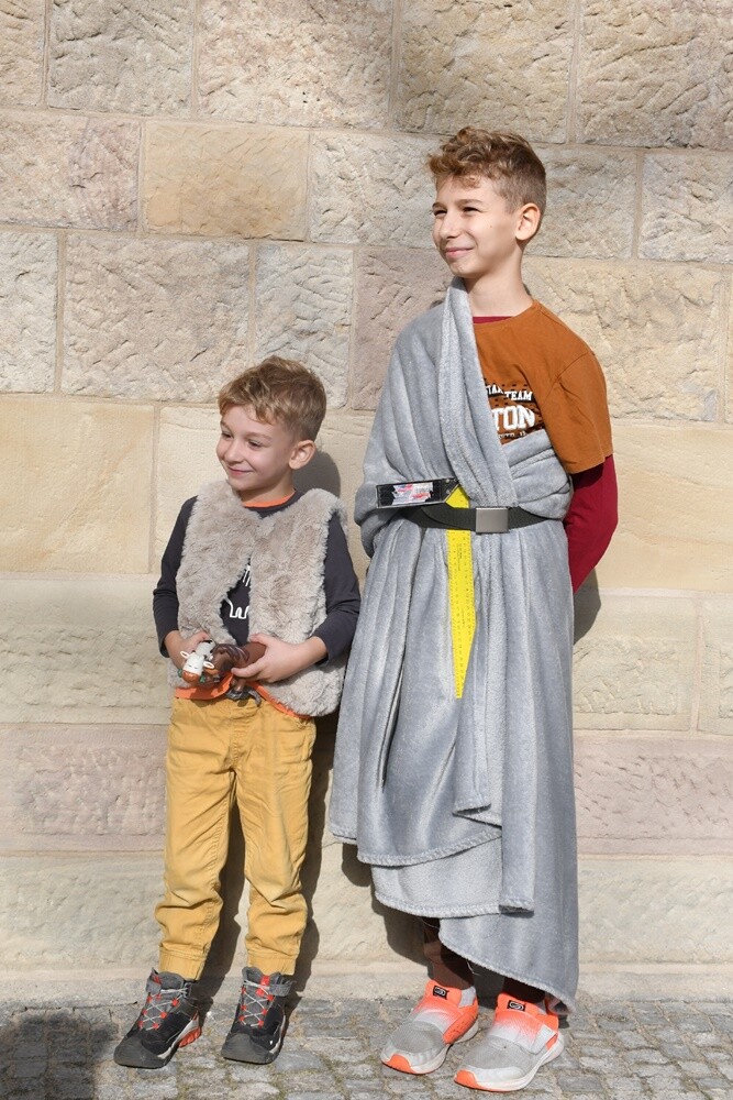 Najmłodsi mieszkańcy Kochłowic wyjątkowo uczcili uroczystość Wszystkich Świętych. Dzieci przebrały się za swoich ulubionych świętych i błogosławionych!

fot. Jacek Knapik