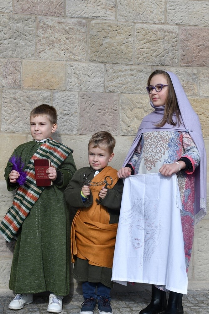 Najmłodsi mieszkańcy Kochłowic wyjątkowo uczcili uroczystość Wszystkich Świętych. Dzieci przebrały się za swoich ulubionych świętych i błogosławionych!

fot. Jacek Knapik