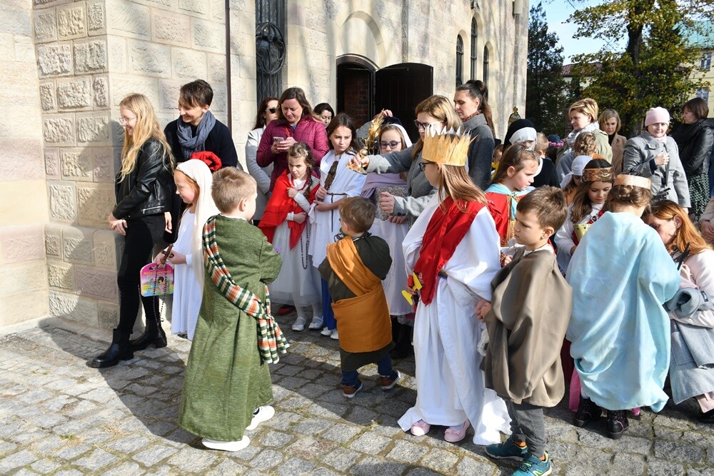 Najmłodsi mieszkańcy Kochłowic wyjątkowo uczcili uroczystość Wszystkich Świętych. Dzieci przebrały się za swoich ulubionych świętych i błogosławionych!

fot. Jacek Knapik