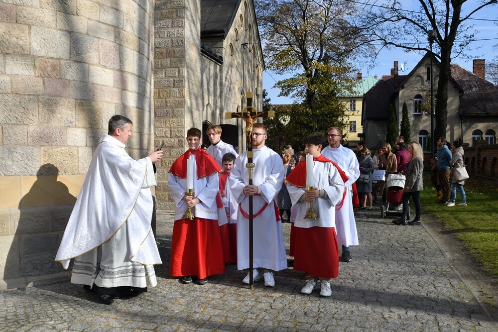Najmłodsi mieszkańcy Kochłowic wyjątkowo uczcili uroczystość Wszystkich Świętych. Dzieci przebrały się za swoich ulubionych świętych i błogosławionych!

fot. Jacek Knapik