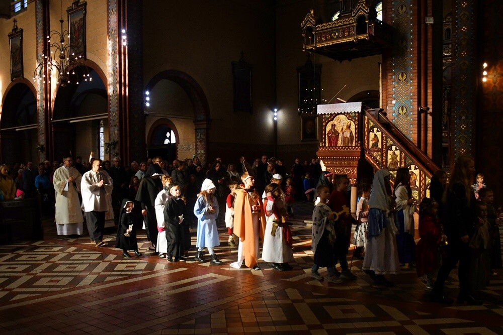 Najmłodsi mieszkańcy Kochłowic wyjątkowo uczcili uroczystość Wszystkich Świętych. Dzieci przebrały się za swoich ulubionych świętych i błogosławionych!

fot. Jacek Knapik