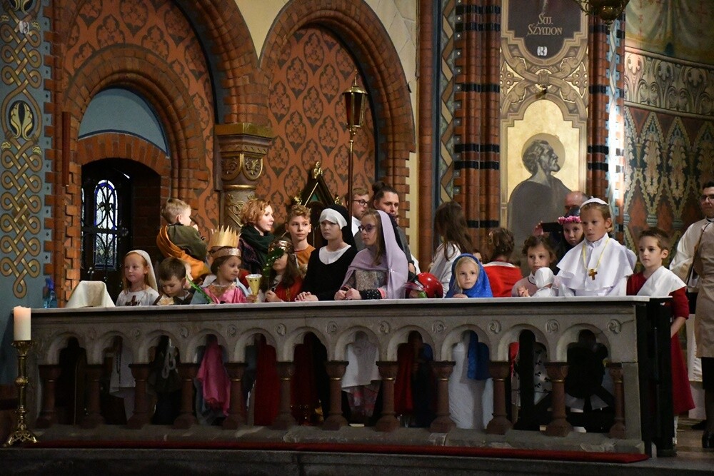 Najmłodsi mieszkańcy Kochłowic wyjątkowo uczcili uroczystość Wszystkich Świętych. Dzieci przebrały się za swoich ulubionych świętych i błogosławionych!

fot. Jacek Knapik