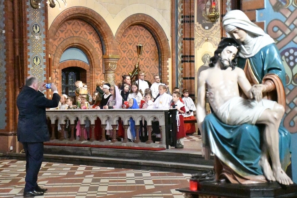 Najmłodsi mieszkańcy Kochłowic wyjątkowo uczcili uroczystość Wszystkich Świętych. Dzieci przebrały się za swoich ulubionych świętych i błogosławionych!

fot. Jacek Knapik