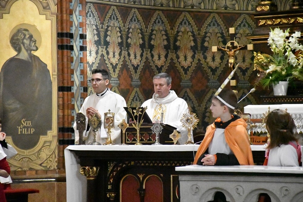 Najmłodsi mieszkańcy Kochłowic wyjątkowo uczcili uroczystość Wszystkich Świętych. Dzieci przebrały się za swoich ulubionych świętych i błogosławionych!

fot. Jacek Knapik