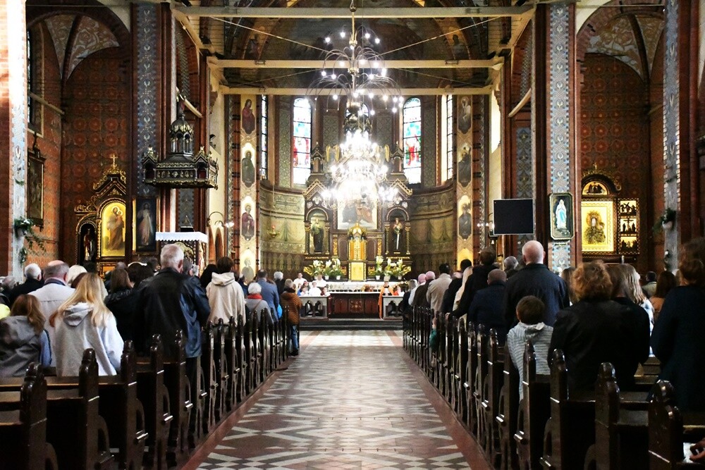 Najmłodsi mieszkańcy Kochłowic wyjątkowo uczcili uroczystość Wszystkich Świętych. Dzieci przebrały się za swoich ulubionych świętych i błogosławionych!

fot. Jacek Knapik