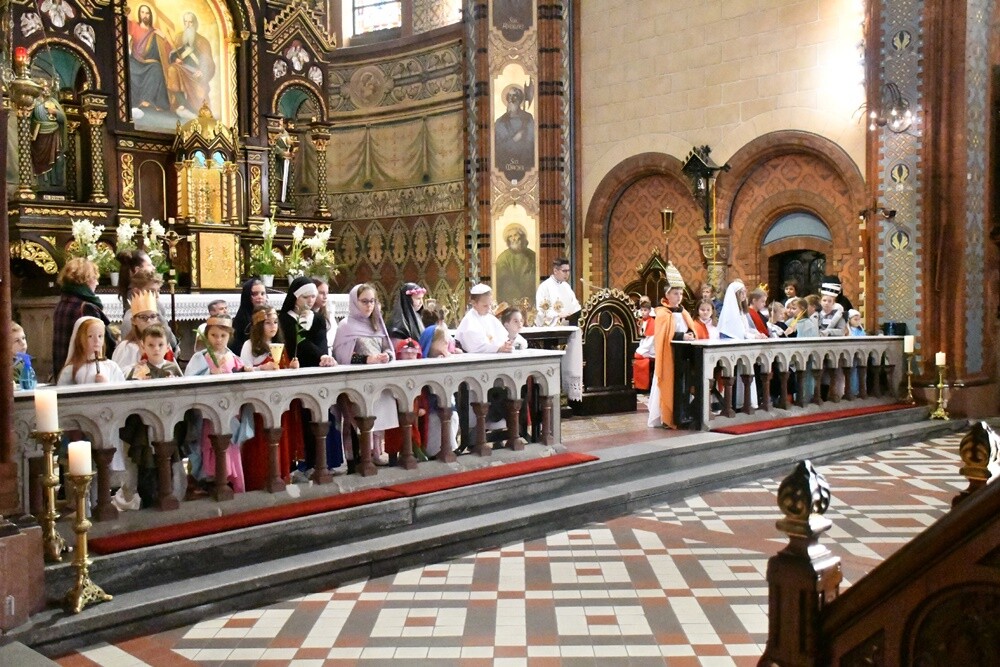 Najmłodsi mieszkańcy Kochłowic wyjątkowo uczcili uroczystość Wszystkich Świętych. Dzieci przebrały się za swoich ulubionych świętych i błogosławionych!

fot. Jacek Knapik