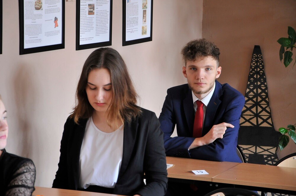 745 tegorocznych absolwentów liceów ogólnokształcących i techników z Rudy Śląskiej, przystąpiło dzisiaj o godzinie 9 do pisemnego egzaminu z języka polskiego na poziomie podstawowym. Po południu odbędzie się egzamin na poziomie rozszerzonym.