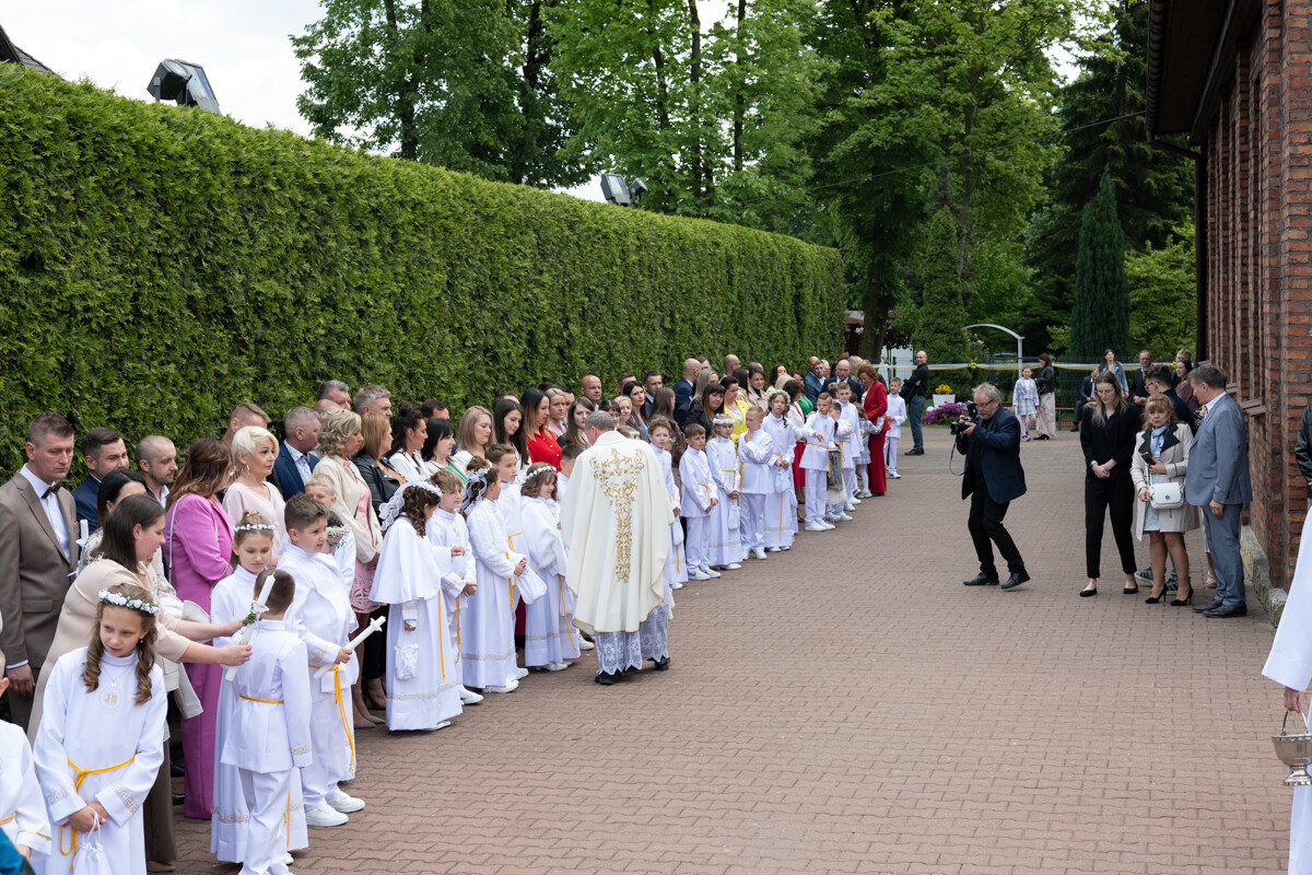 Pierwsza Komunia Święta w parafii Matki Bożej Różańcowej w Halembie / fot. Marek i Krzysztof Faber