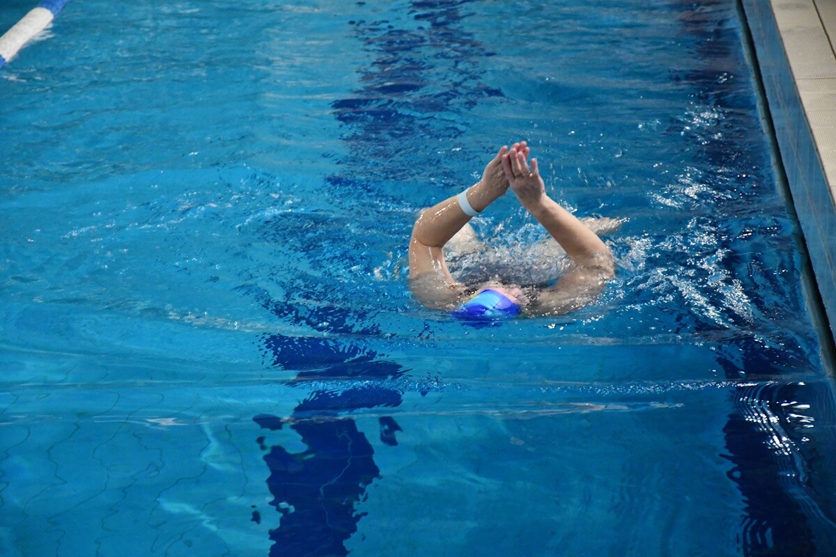 Sport na rzecz WOŚP – sztafeta pływacka i mecz hokeja pod wodą w Rudzie Śląskiej.