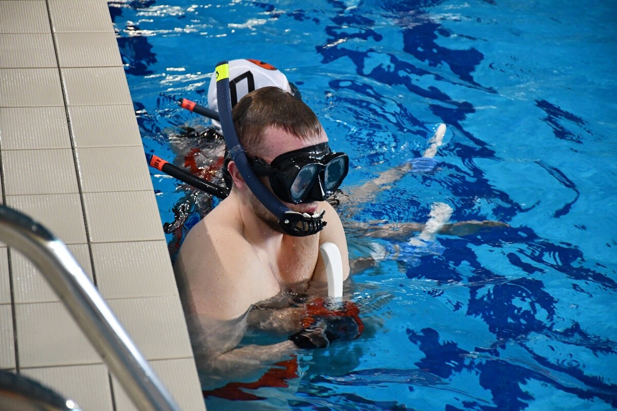 Sport na rzecz WOŚP – sztafeta pływacka i mecz hokeja pod wodą w Rudzie Śląskiej.