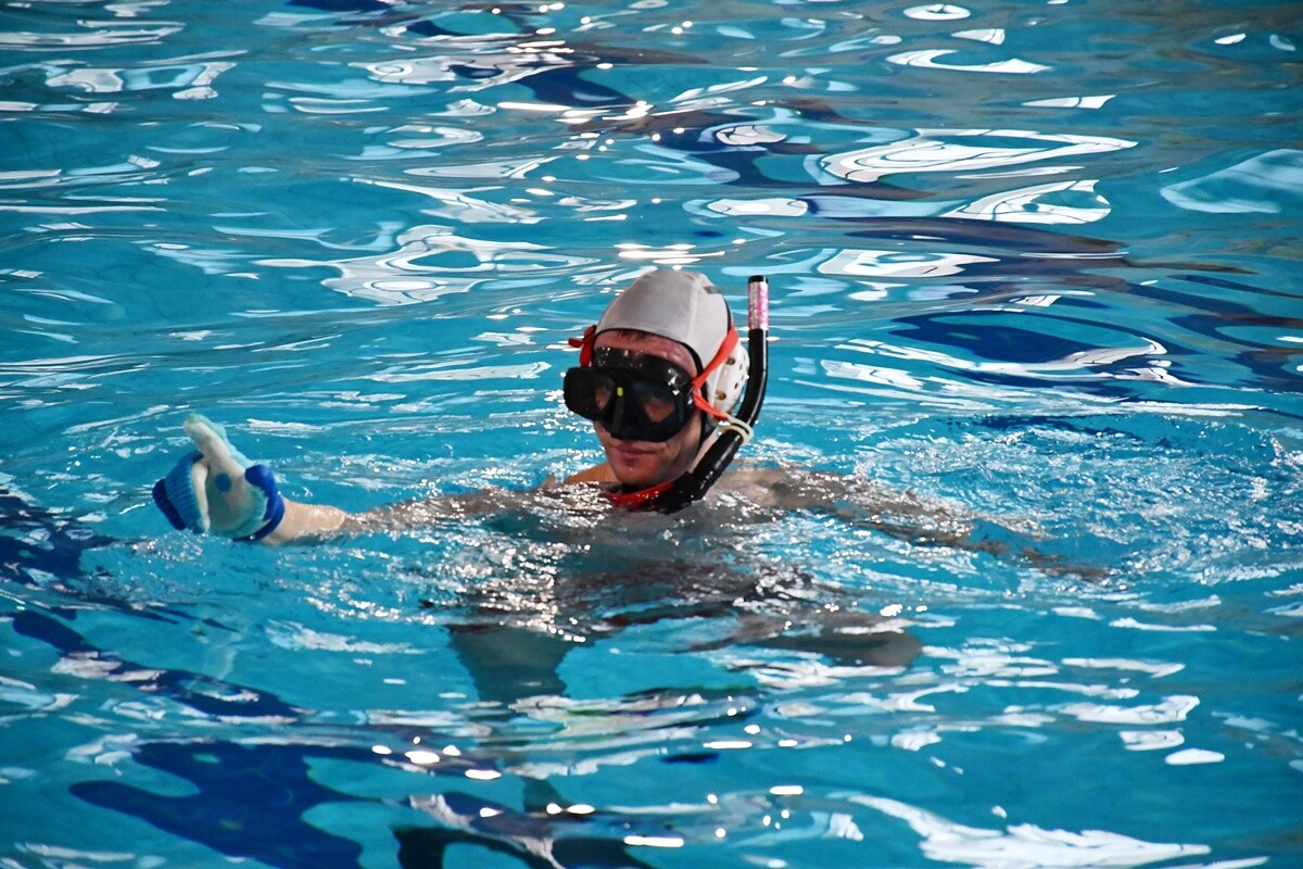 Sport na rzecz WOŚP – sztafeta pływacka i mecz hokeja pod wodą w Rudzie Śląskiej.