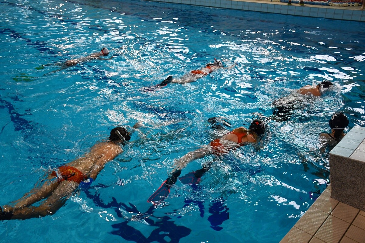 Sport na rzecz WOŚP – sztafeta pływacka i mecz hokeja pod wodą w Rudzie Śląskiej.