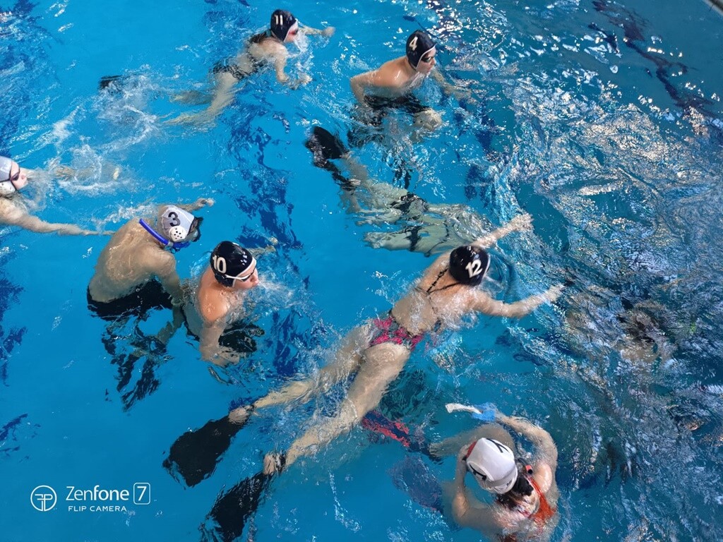 Sport na rzecz WOŚP – sztafeta pływacka i mecz hokeja pod wodą w Rudzie Śląskiej.