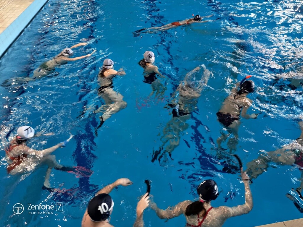 Sport na rzecz WOŚP – sztafeta pływacka i mecz hokeja pod wodą w Rudzie Śląskiej.