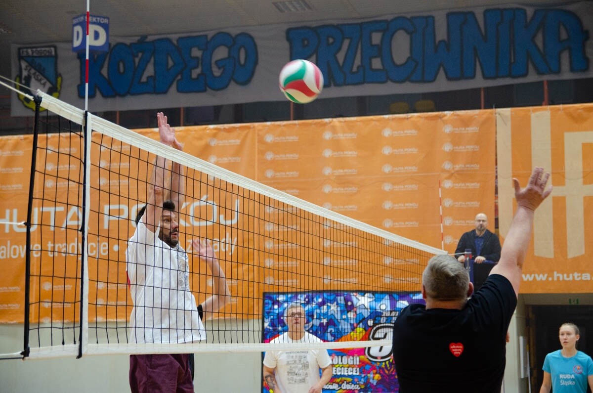 Mecz siatkówki pomiędzy sztabami WOŚP. / fot. Marek Faber