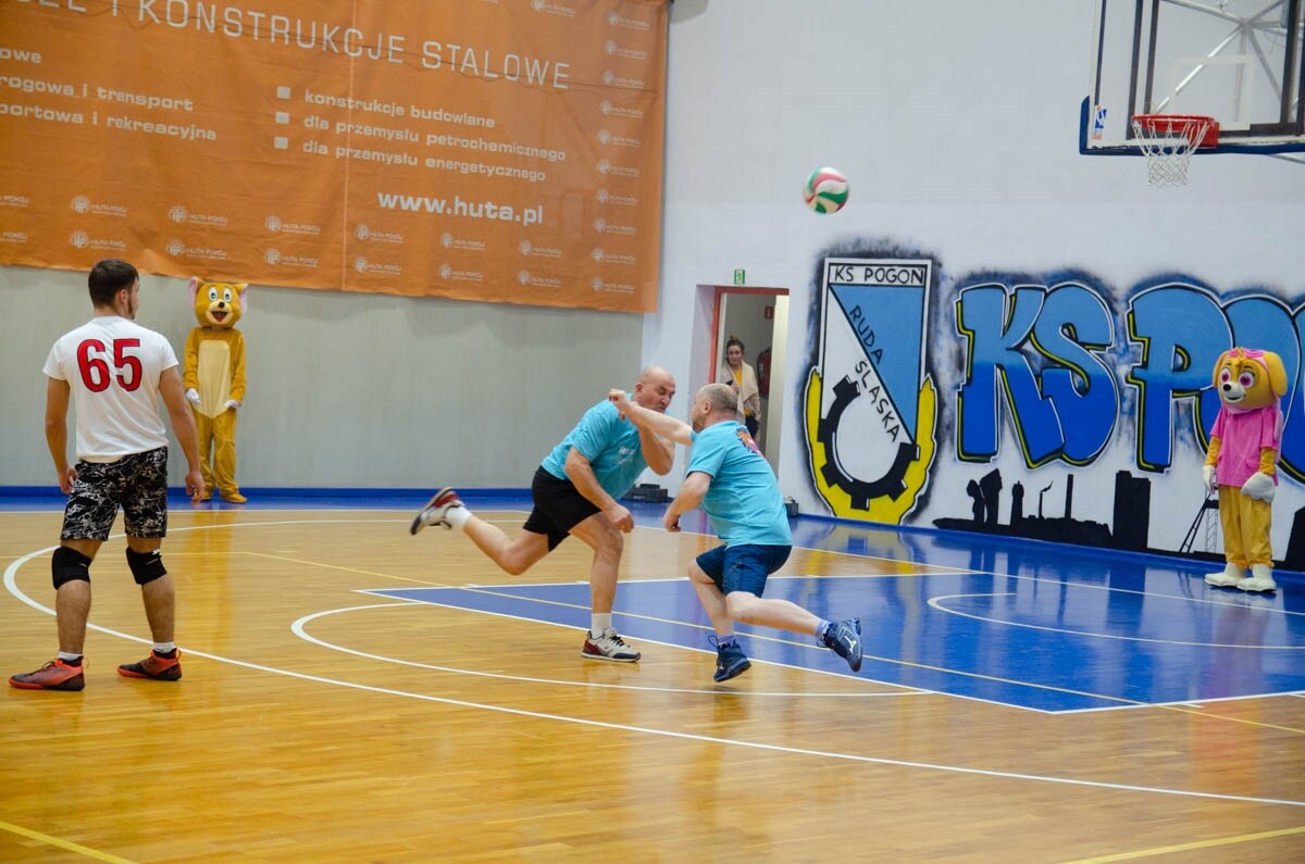 Mecz siatkówki pomiędzy sztabami WOŚP. / fot. Marek Faber