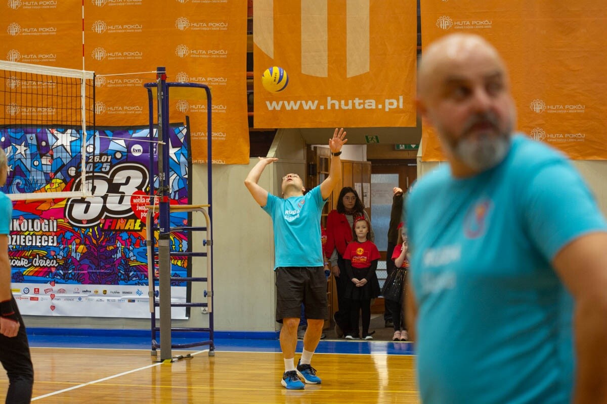 Mecz siatkówki pomiędzy sztabami WOŚP. / fot. Marek Faber